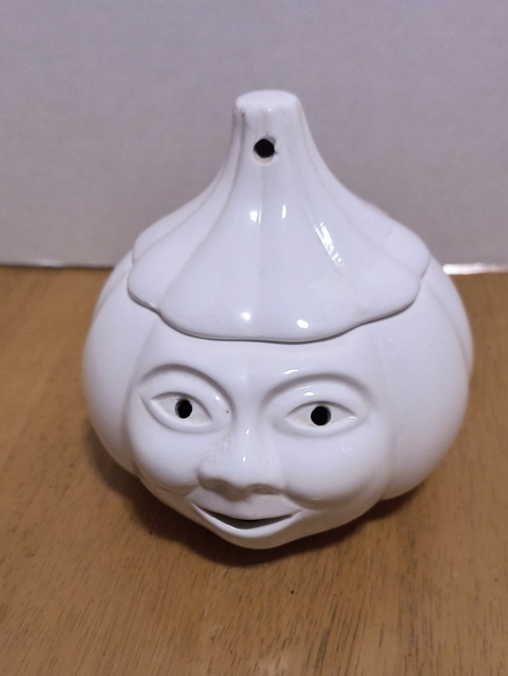 White Ceramic Decorative Garlic Head Figurine 5inch B8